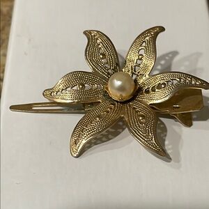 Vintage 1950's Costume
Pearl & Gold Filigree Flower...